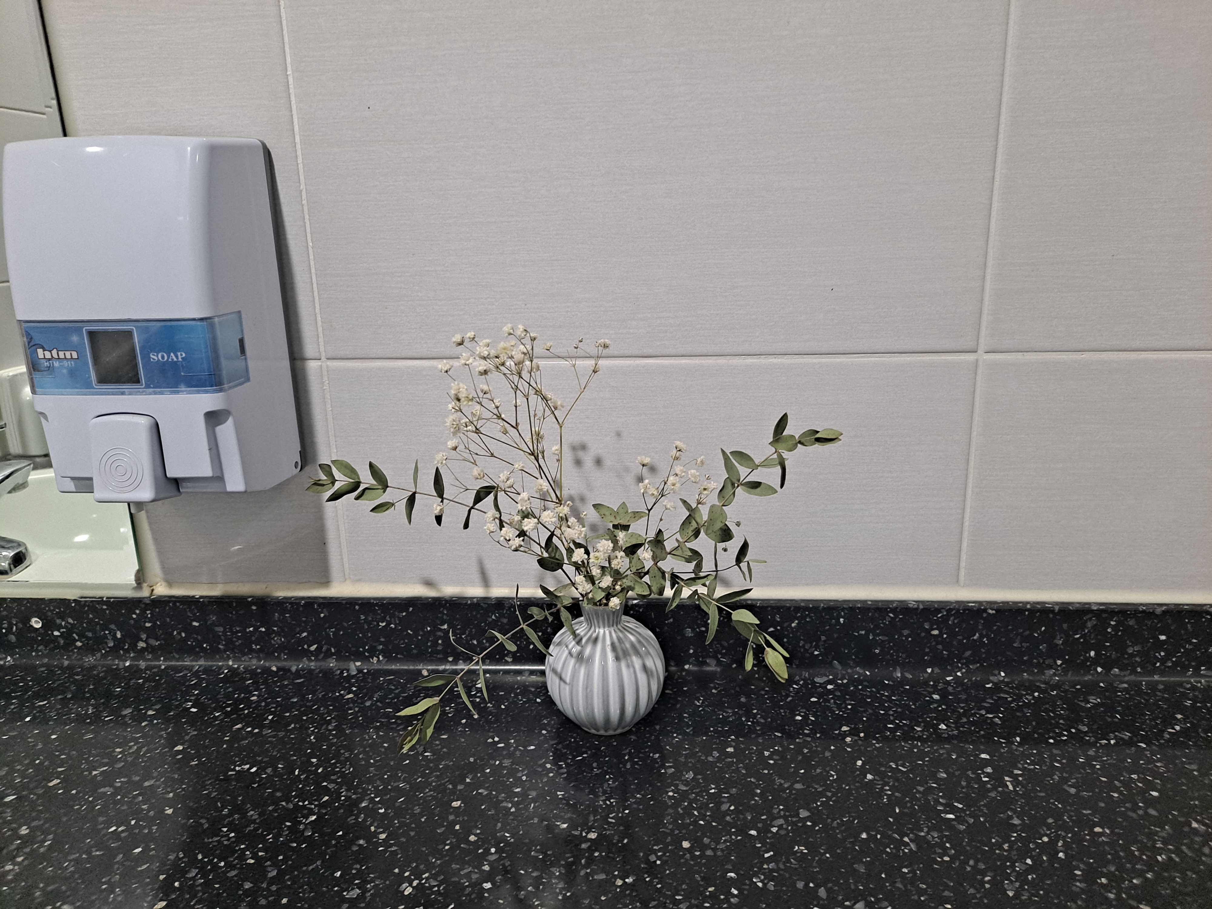 생태학습관 화장실에 핀 꽃